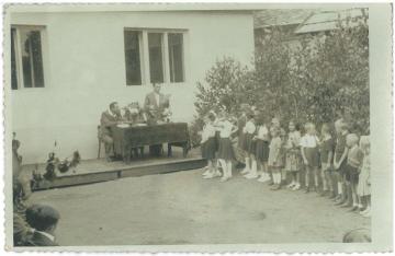 Pred budovou starej školy Pred budovou starej školy